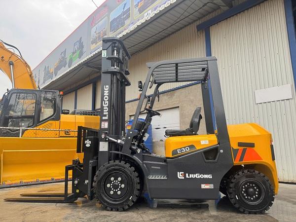 XE NÂNG DẦU LIUGONG 3 TẤN - NÂNG 4M - GẬT GÙ